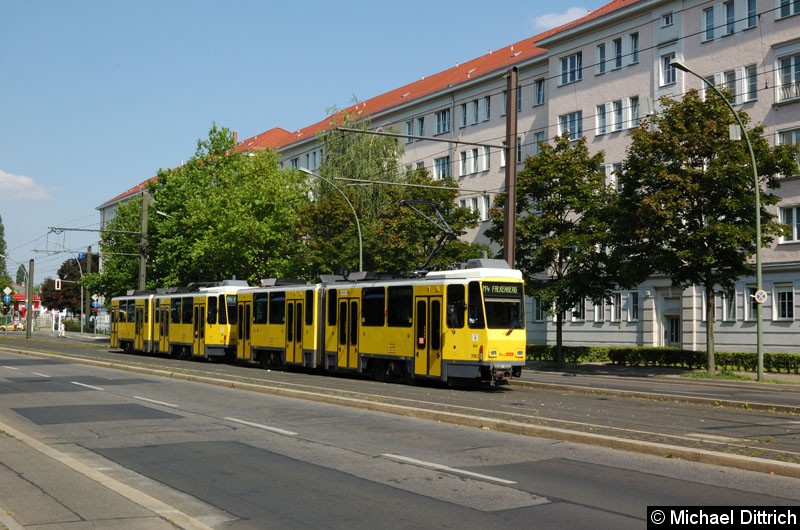 Bild: 7083 + 7007 als Linie M4 in der Wendestelle Kniprodestr.