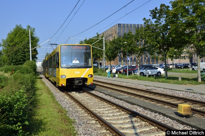 Bild: 4140 als Linie U8 nach Ostfildern an einem Bahnübergang kurz nach der Haltestelle SSB-Zentrum.
