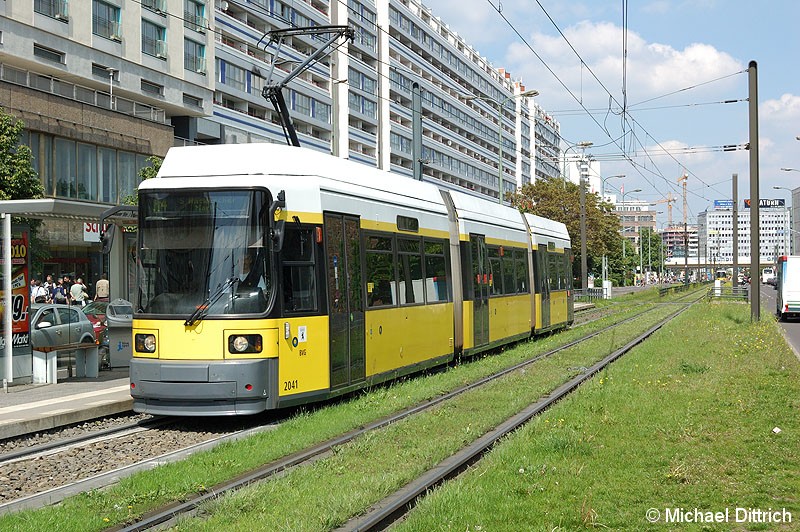 Bild: 2041 als Linie M4 in der Haltestelle Spandauer Straße/Marienkirche.