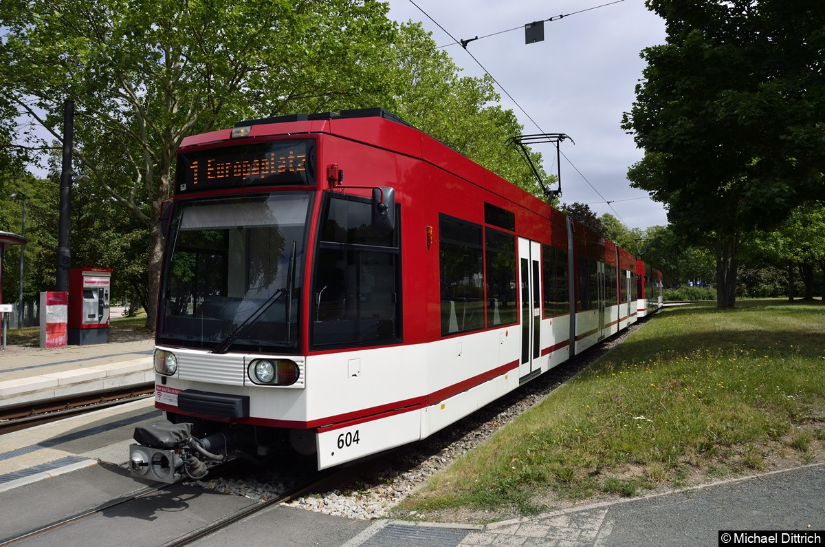 Bild: 604 + 602 als Linie 1 an der Haltestelle Thüringenhalle.