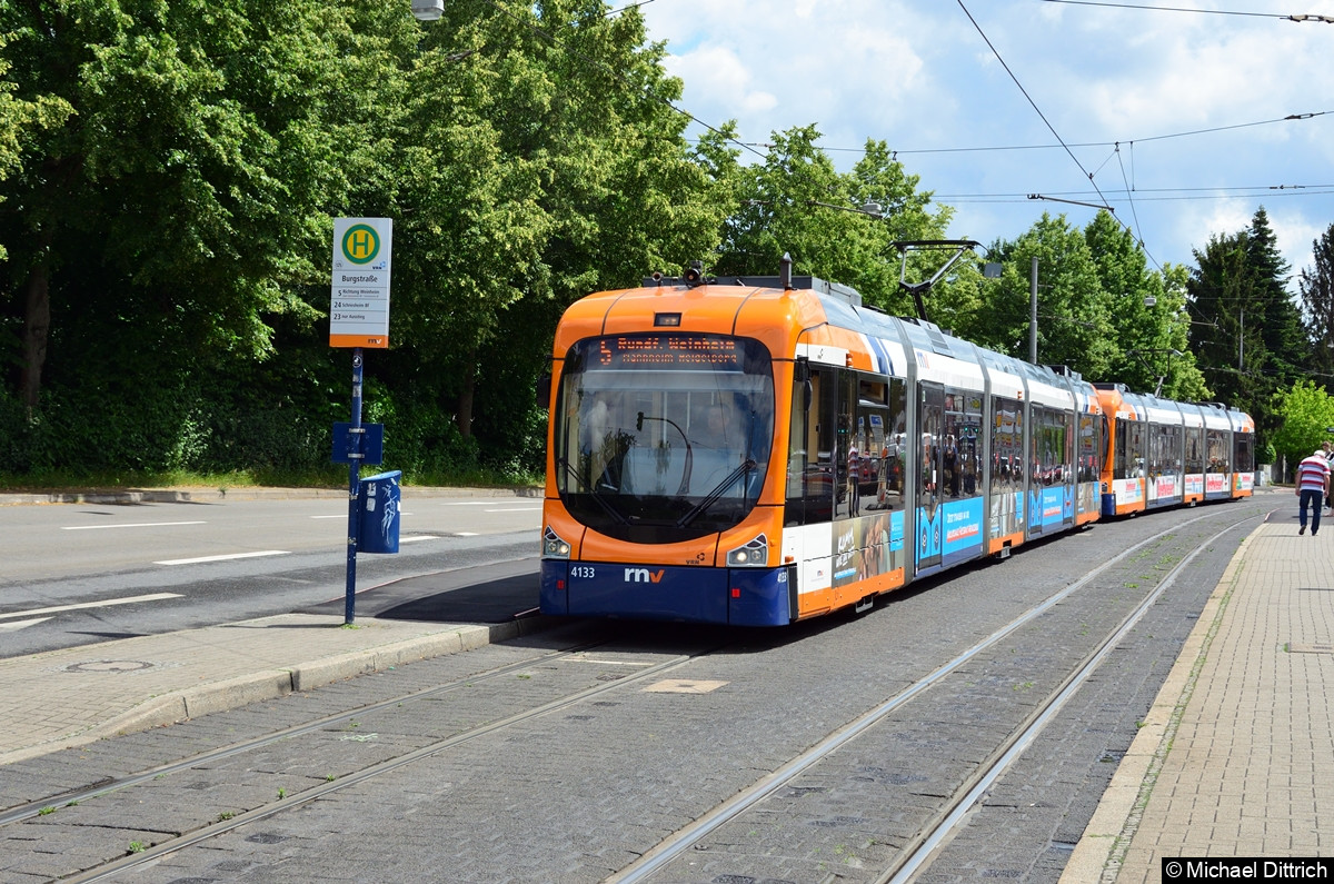 Bild: Die Linie 5 fährt im Kreis: Mannheim - Weinsberg - Heidelberg - Mannheim.
Fahrzeit: 2,5 Stunden.
Hier steht eine Doppeltraktion in Heidelberg, Burgstraße.
