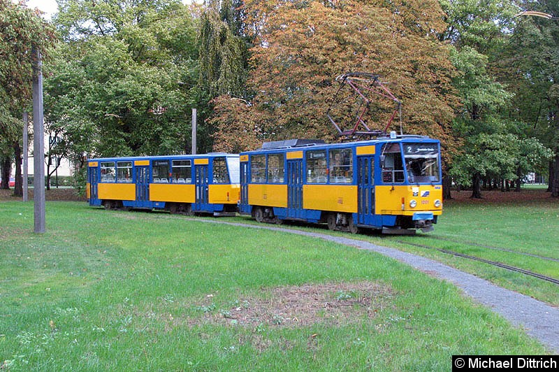 Bild: 1001 als Linie 2 beim Durchfahren des Parks in der Naunhofer Straße.