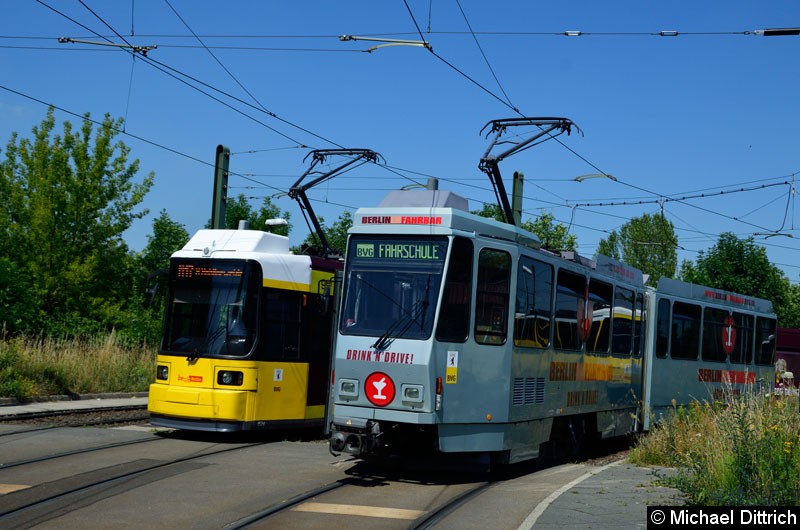 Bild: Der Flexity ist bereits abgefahren. 
Die Party-Tram neben dem GT6U 1524.