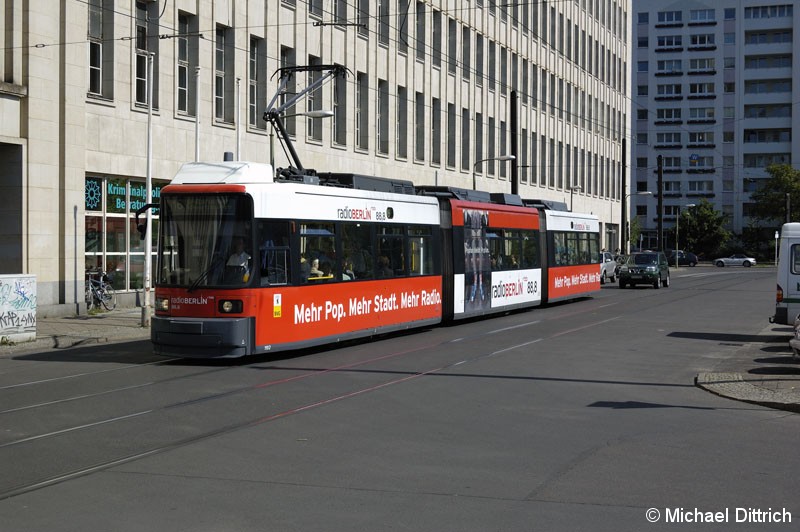 Bild: 1102 als Linie M6 in der Bernhard-Weiß-Str. (vormals ohne Namen).