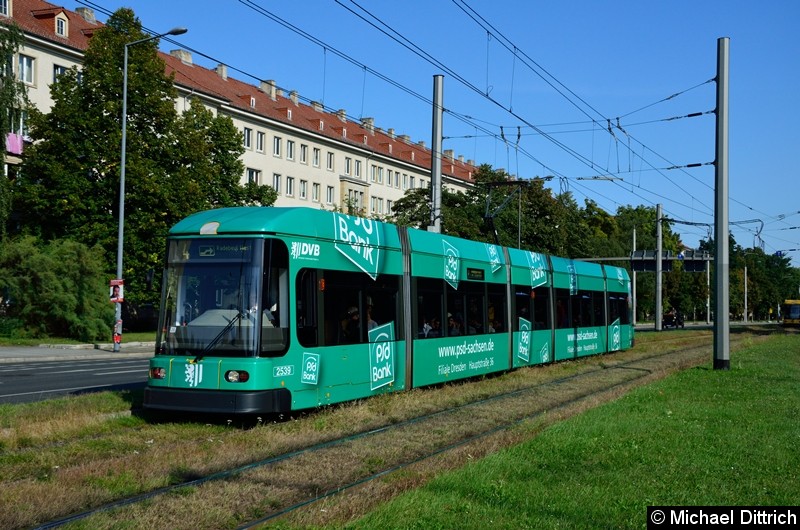 Bild: 2539 als Linie 4 in der Grunaer Straße zwischen den Haltestellen Deutsches Hygiene-Museum und Pirnaischer Platz.