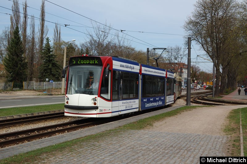 Bild: Combino 704 und 710 als Linie 5 beim Erreichen der Endstelle Thüringenhalle.