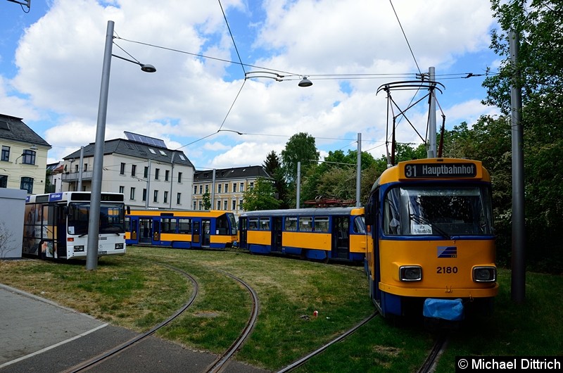 Bild: 2180 + 2055 + 941 als Linie 31 in der Wendeschleife S Connewitz, Klemmstr.