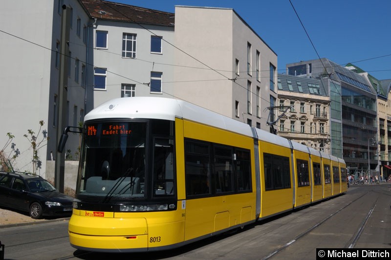 Bild: 8013 als Linie M4 in der Großen Präsidentenstr.