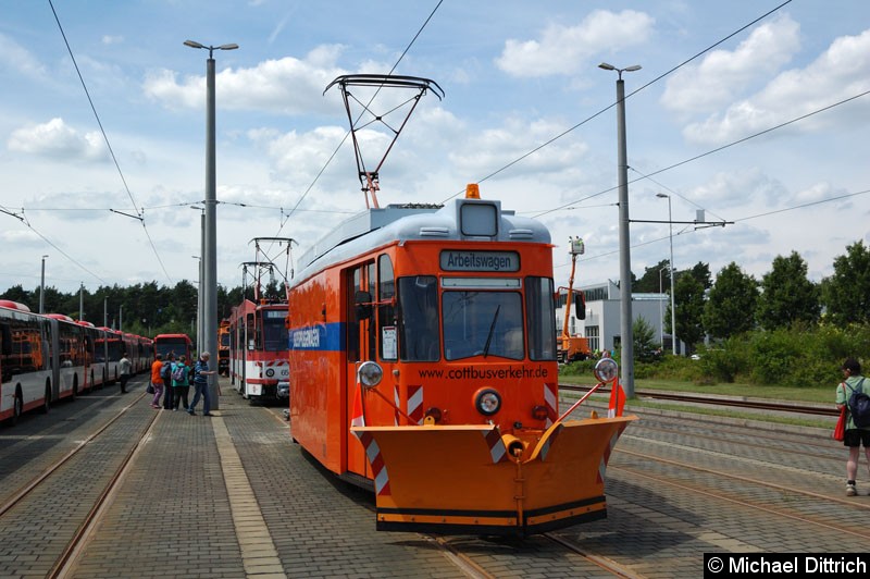 Wagen 901 mit Schneepflug auf dem Betriebshof.