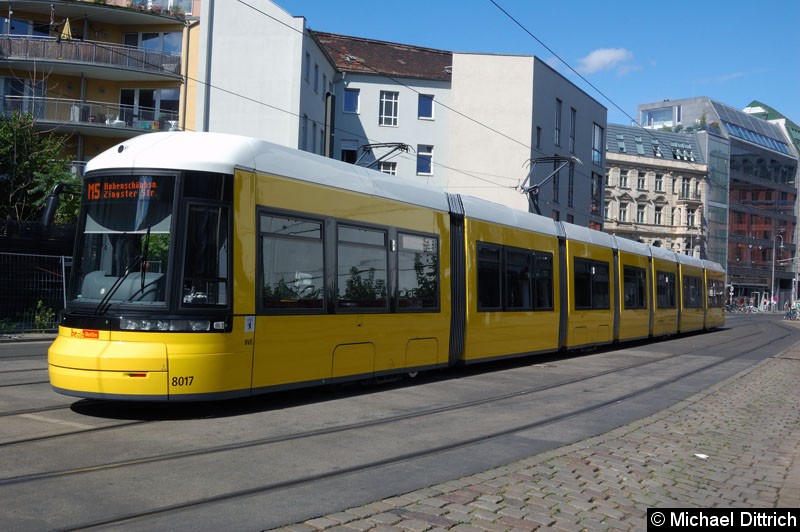 Bild: 8017 als Linie M5 in der Großen Präsidentenstr.