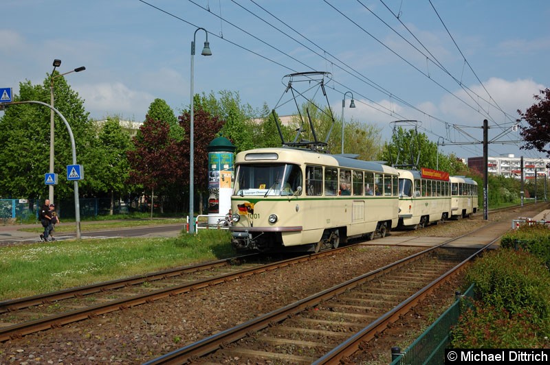 Bild: Wagen 1001 + 1120 + 2002 als Linie 3 anlässlich 30 Jahre Strecke nach Olvenstedt: Hier beim Verlassen der Haltestelle Sternbogen.
