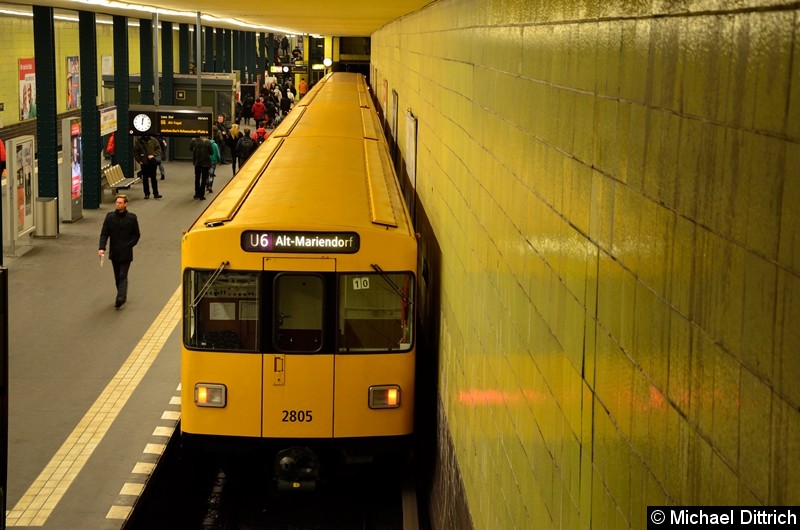 Bild: 2805 als Linie U6 im Bahnhof Tempelhof.