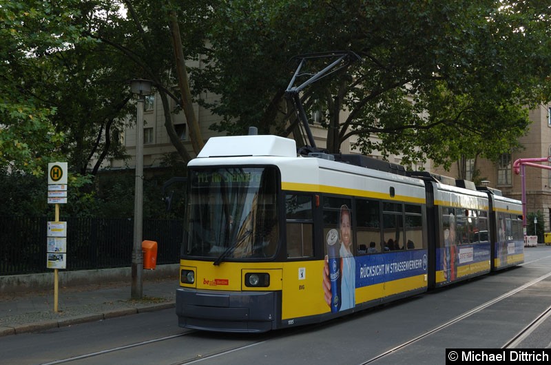 Bild: 1085 als Linie M1 an der Haltestelle Am Kupfergraben.