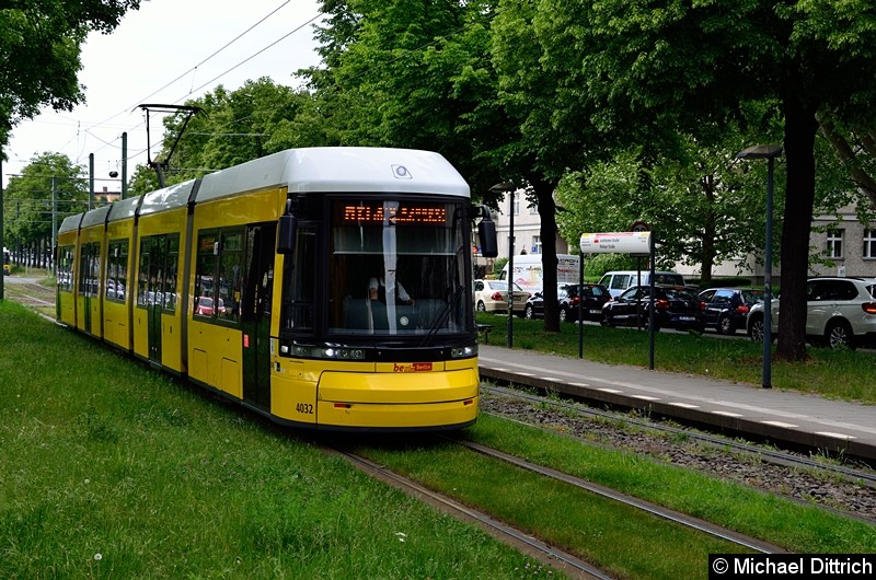 Bild: 4032 als Linie M13 zwischen den Haltestellen Stahlheimer Str./Wisbyer Str. und Prenzlauer Allee/Ostseestr.