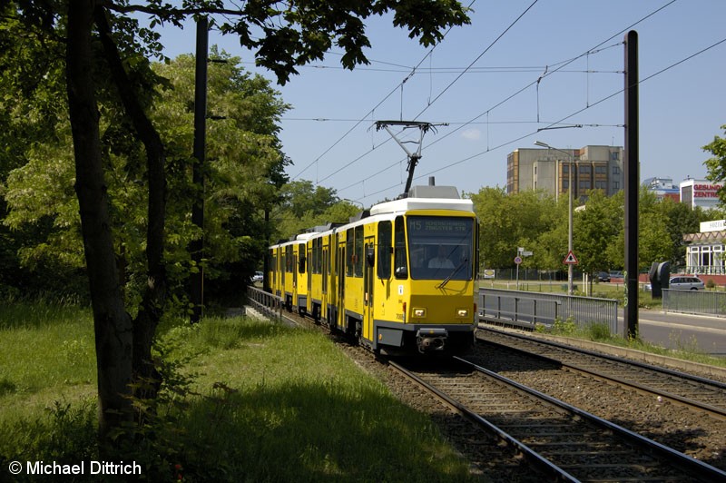Bild: 7088 als Linie M5 in der Allee der Kosmonauten vor der Haltestelle Allee der Kosmonauten/Rhinstraße.