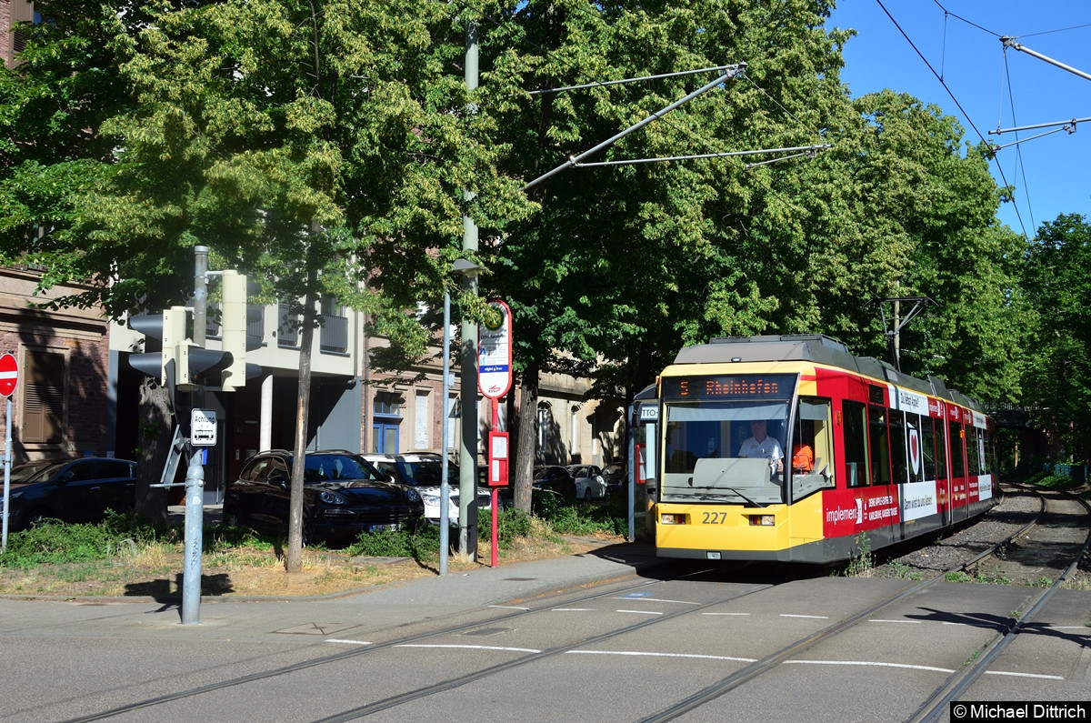 Bild: 227 als Linie 5 an der Haltestelle Otto-Sachs-Straße.