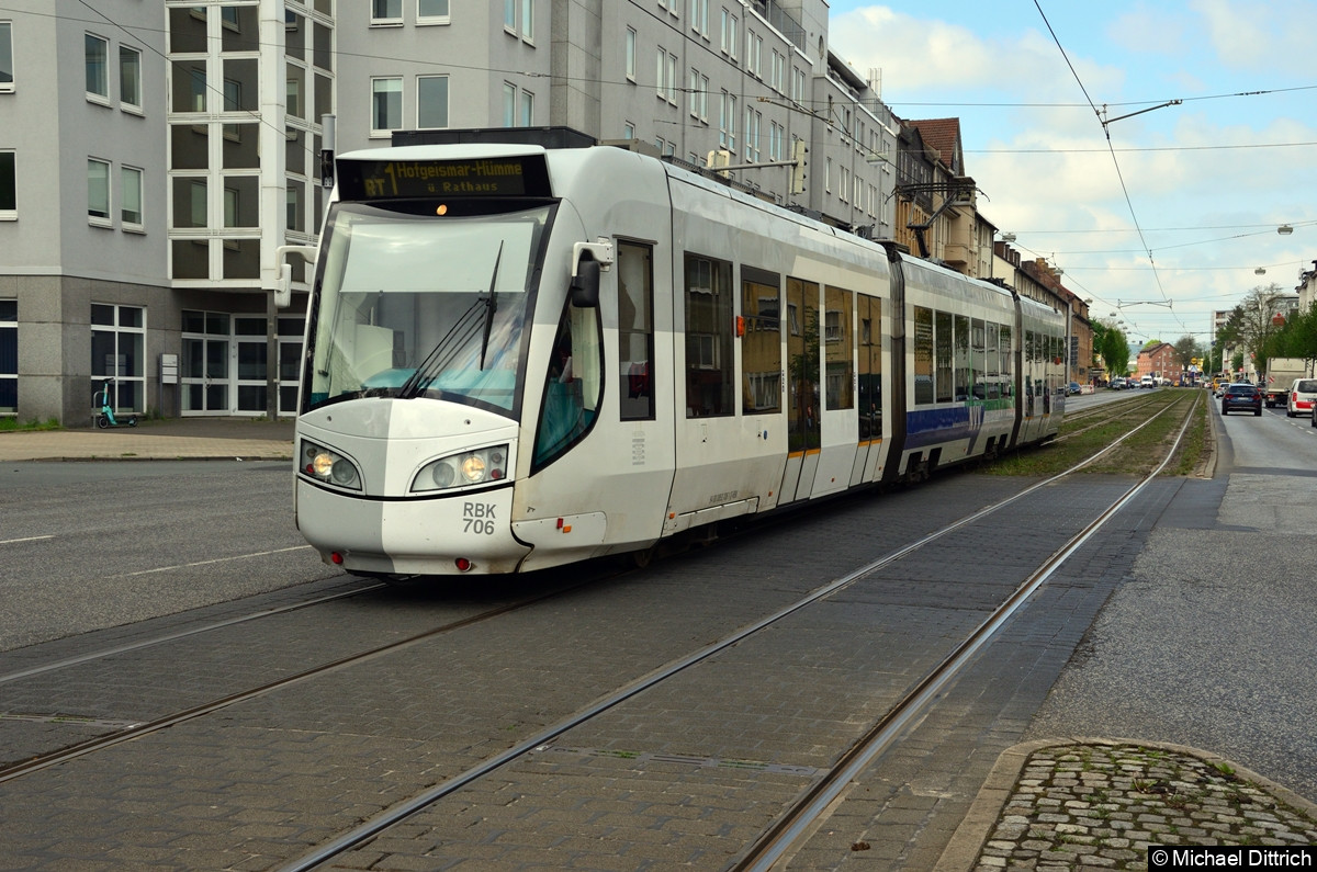 Bild: Wagen 706 (NVR 94 80 0452 706-3 D-RBK) als RT1 kurz vor der Haltestelle Wiener Str.