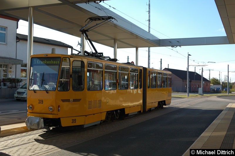 Bild: 319 als Linie 1 in der Haltestelle Hauptbahnhof.