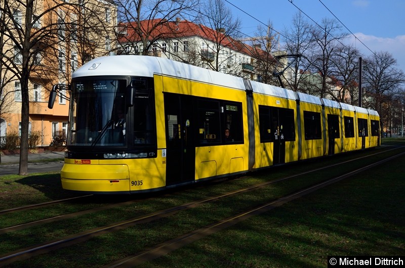 Bild: 9035 als Linie 50 kurz vor der Haltestelle Björnsonstr.