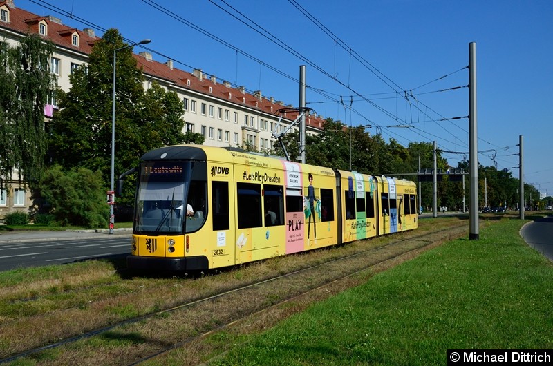 2632 als Linie 1 in der Grunaer Straße zwischen den Haltestellen Deutsches Hygiene-Museum und Pirnaischer Platz.