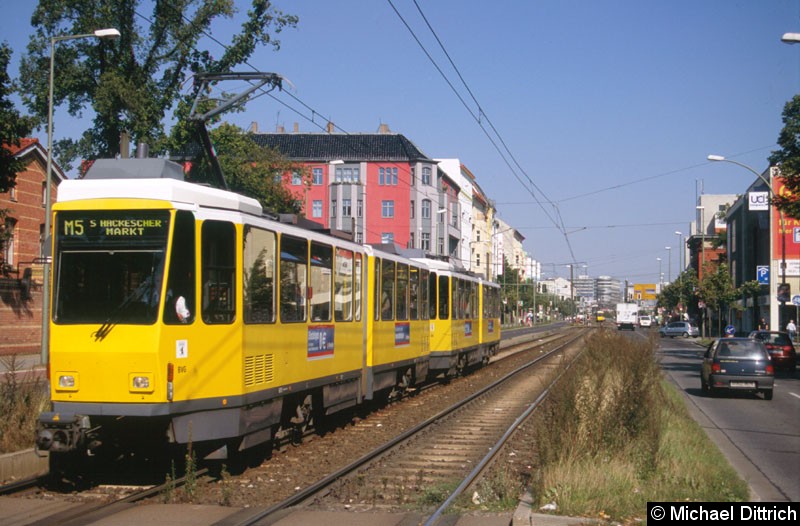 Bild: 6115 als Linie M5 vor der Haltestelle Klinikum Friedrichshain.