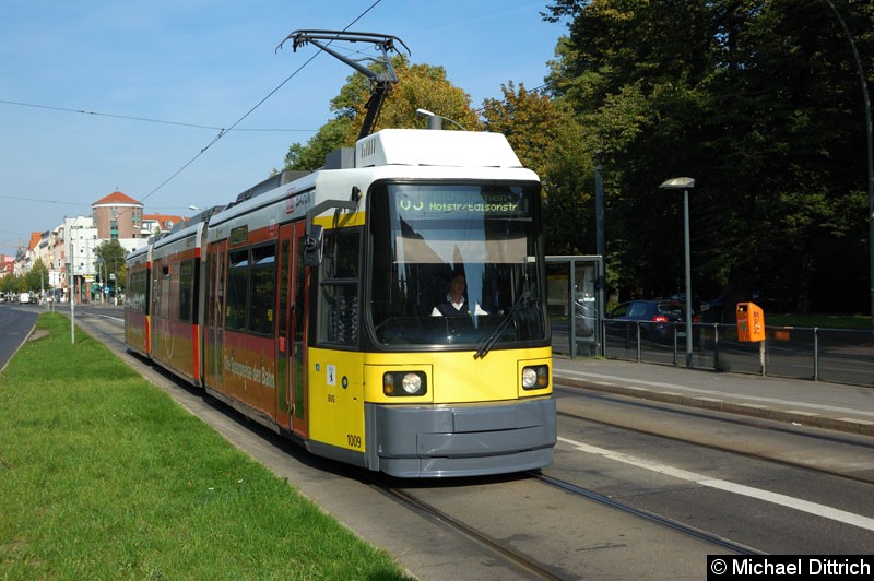 Bild: 1009 als Linie 63 an der Kreuzung Bahnhofstr./Lindenstr.