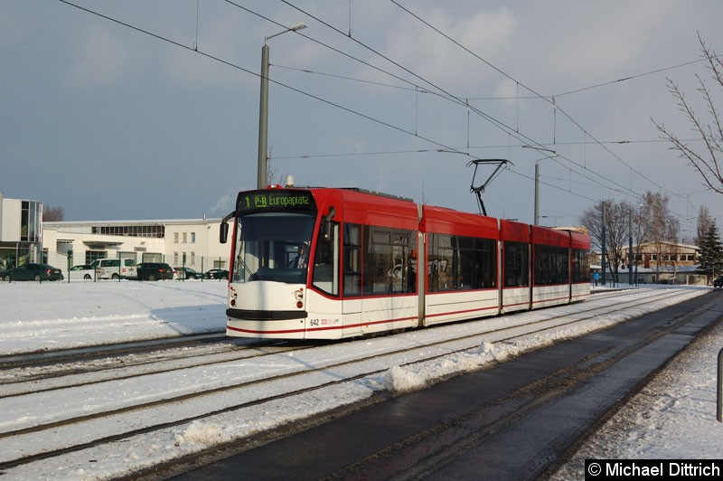 Bild: Combino 642 als Linie 1 kurz vor der Haltestelle Mittelhäuser Str.