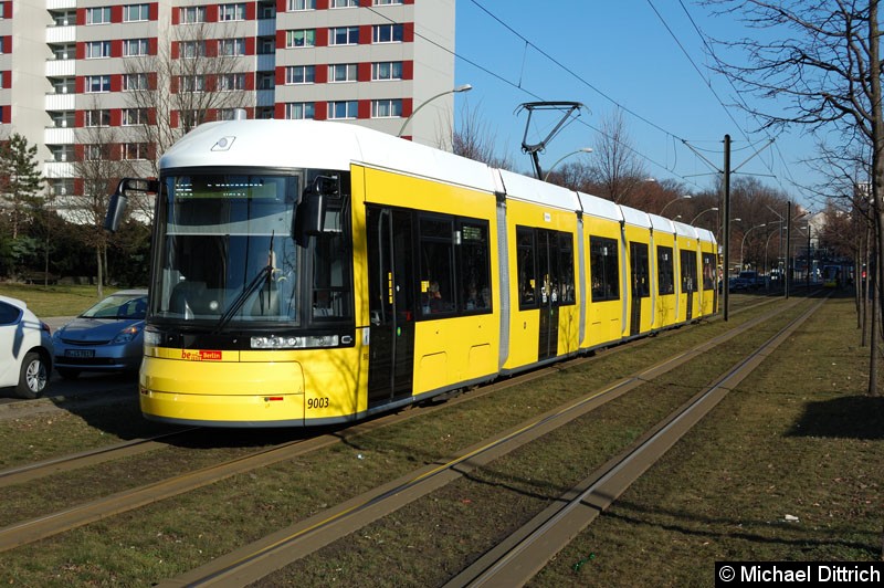 Bild: 9003 als Linie M5 zwischen den Haltestellen Platz der Vereinten Nationen und Büschingstr.