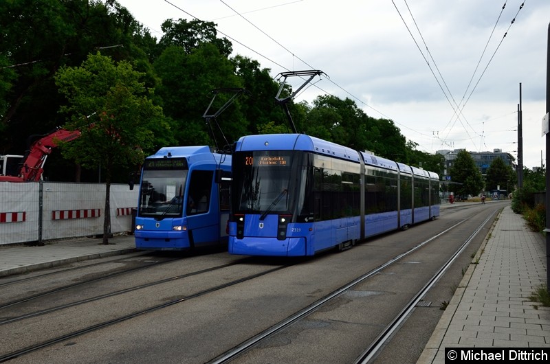 Bild: 2202 in der Endstelle U Westfriedhof, wo ihn der 2319 (Linie 20) überholt.