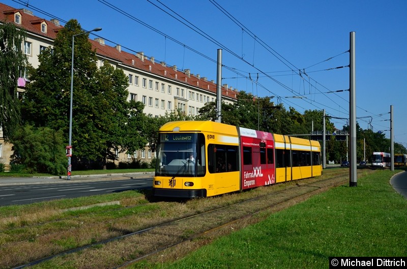 2511 als Linie 12 in der Grunaer Straße zwischen den Haltestellen Deutsches Hygiene-Museum und Pirnaischer Platz.