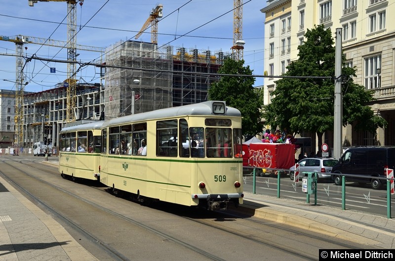 Bild: Der historische Triebwagen 413 und sein Beiwagen 509 stehen an der Kreuzung Ernst-Reuter-Allee/Breiter Weg.