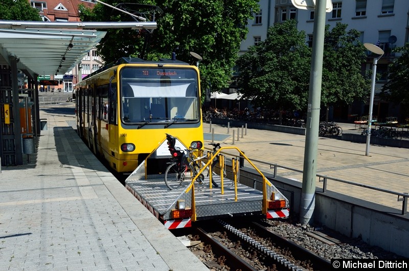 Bild: Zahnradbahn 1001 an der Haltestelle Marienplatz.