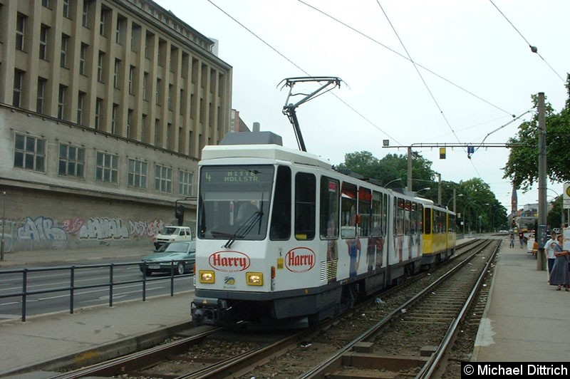 Bild: 6019 als Linie 4 an der Haltestelle Mollstraße/Prenzlauer Allee.