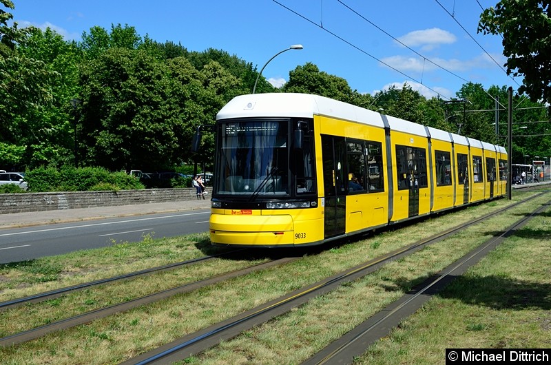 Bild: 9033 als Linie M5 auf dem Platz der Vereinten Nationen.