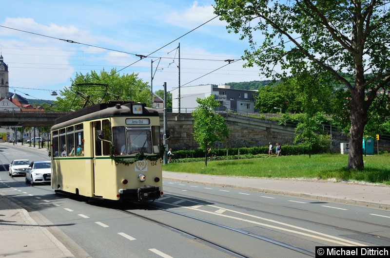 Bild: Anlässlich 100 Jahre Strecke nach Jena Ost fuhren in Jena die historischen Wagen.
Hier der Wagen 134 zwischen Haltestellen Steinweg und Geschwister-Scholl-Str.