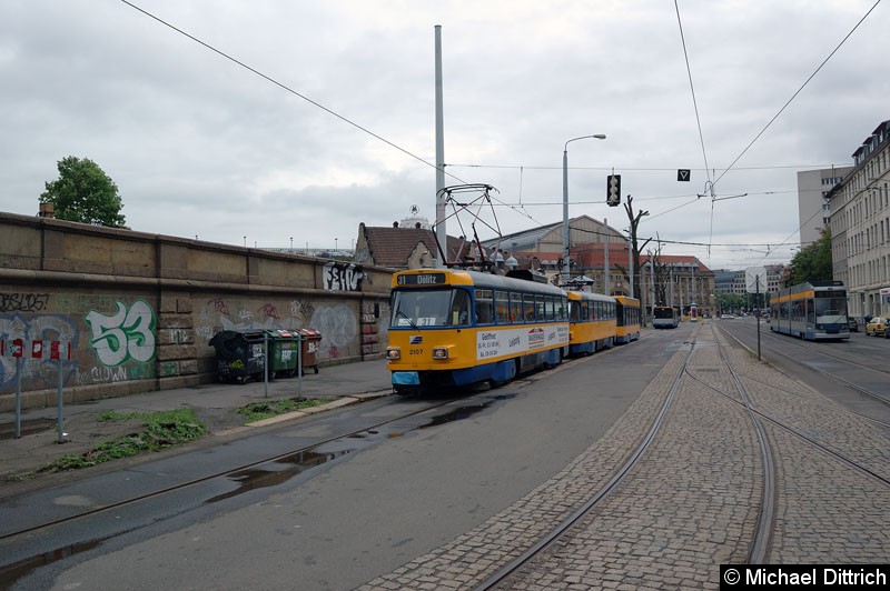 Bild: 2107 mit 2048 und 915 als Linie 31 in der Wendestelle Hauptbahnhof.
