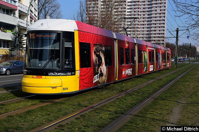 Bild: 8014 als Linie M6 kurz vor der Haltestelle Büschingstr.