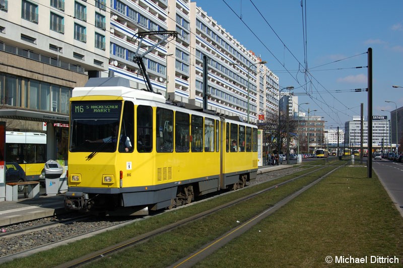 Bild: 6156 als Linie M6 an der Haltestelle Spandauer Straße/Marienkirche.