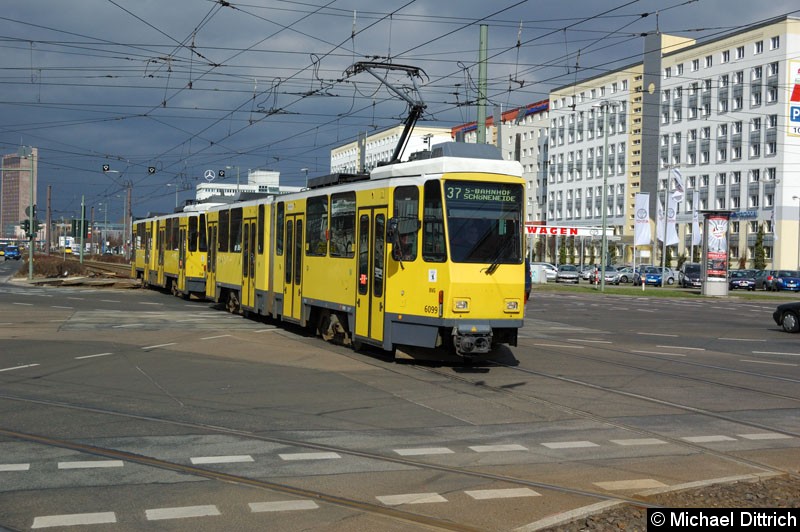 Bild: 6099 und 6048 als Linie 37 auf der Kreuzung Allee der Kosmonauten/Rhinstraße.