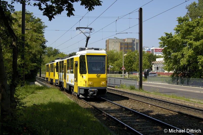 Bild: 5124 als Linie 37 in der Allee der Kosmonauten vor der Haltestelle Allee der Kosmonauten/Rhinstraße.