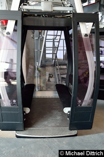 Bild: Blick in eine Kabine der Seilbahn.
Für bis zu 10 Personen oder 800 Kg Gewicht ist diese zugelassen.