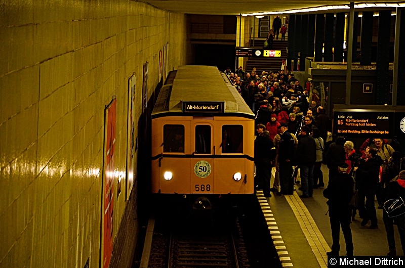 Bild: 588 als Sonderfahrt im Bahnhof Tempelhof.