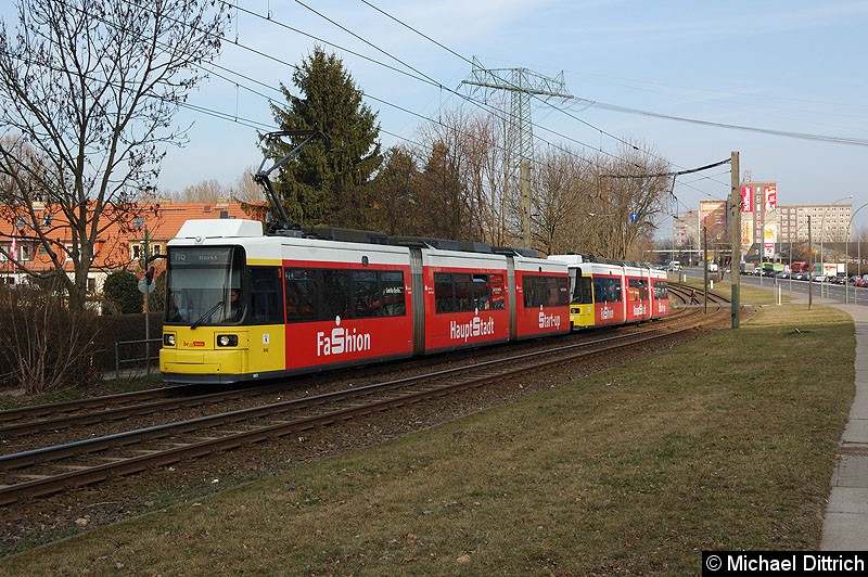Bild: 1061 + 1068 als Linie M6 kurz vor der Haltestelle Landsberger Allee/Rhinstr.