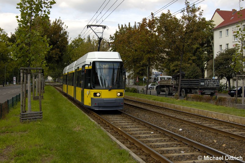 Bild: 2022 als Linie M10 vor der Haltestelle Landsberger Allee/Petersburger Straße.