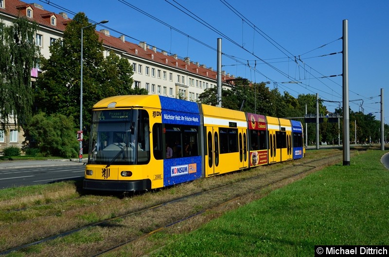 2585 als Linie 44 in der Grunaer Straße zwischen den Haltestellen Deutsches Hygiene-Museum und Pirnaischer Platz.
