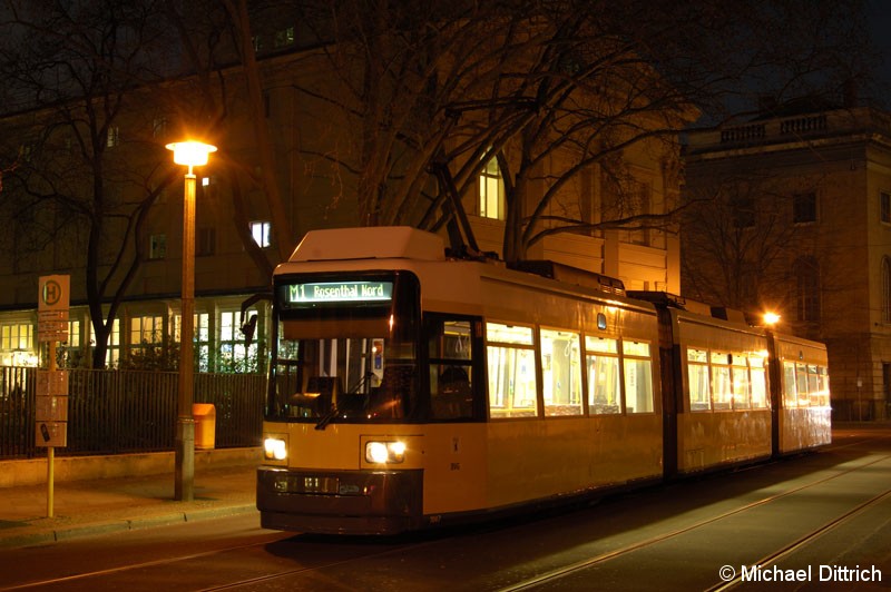 Bild: 1047 als Linie M1 an der Haltestelle Am Kupfergraben.