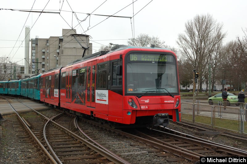 Bild: 651 am Schluss, vorne verschwindet gerade der 854+853 als U6.