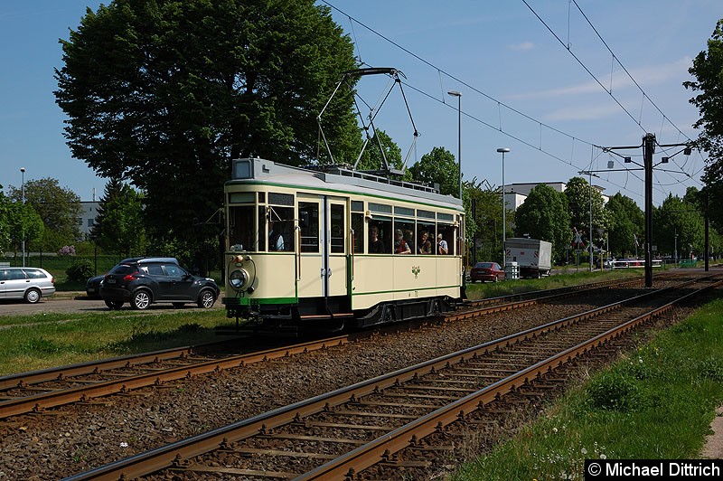 Bild: Wagen 70 als Linie 77 anlässlich 30 Jahre Strecke nach Olvenstedt: Hier kurz vor der Haltestelle Albert-Vater-Str.