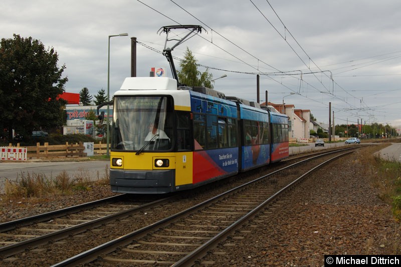 Bild: 1079 als Linie 27 vor der Haltestelle Landsberger Allee/Rhinstraße.