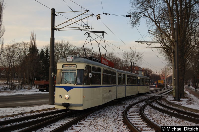 Bild: Auf Stadtrundfahrt an der Thüringenhalle: G4 178 mit Beiwagen 274.